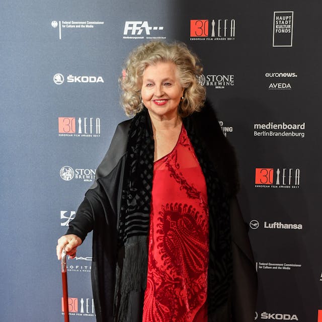 Die Schauspielerin Hanna Schygulla kommt am 09.12.2017 in Berlin zur Verleihung des 30. Europäischen Filmpreises. Foto: Jens Kalaene/dpa ++ +++ dpa-Bildfunk +++