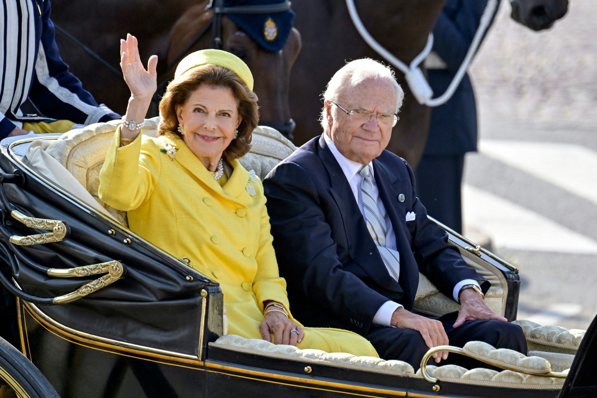 König Carl XVI. Gustaf von Schweden (r) und Königin Silvia von Schweden