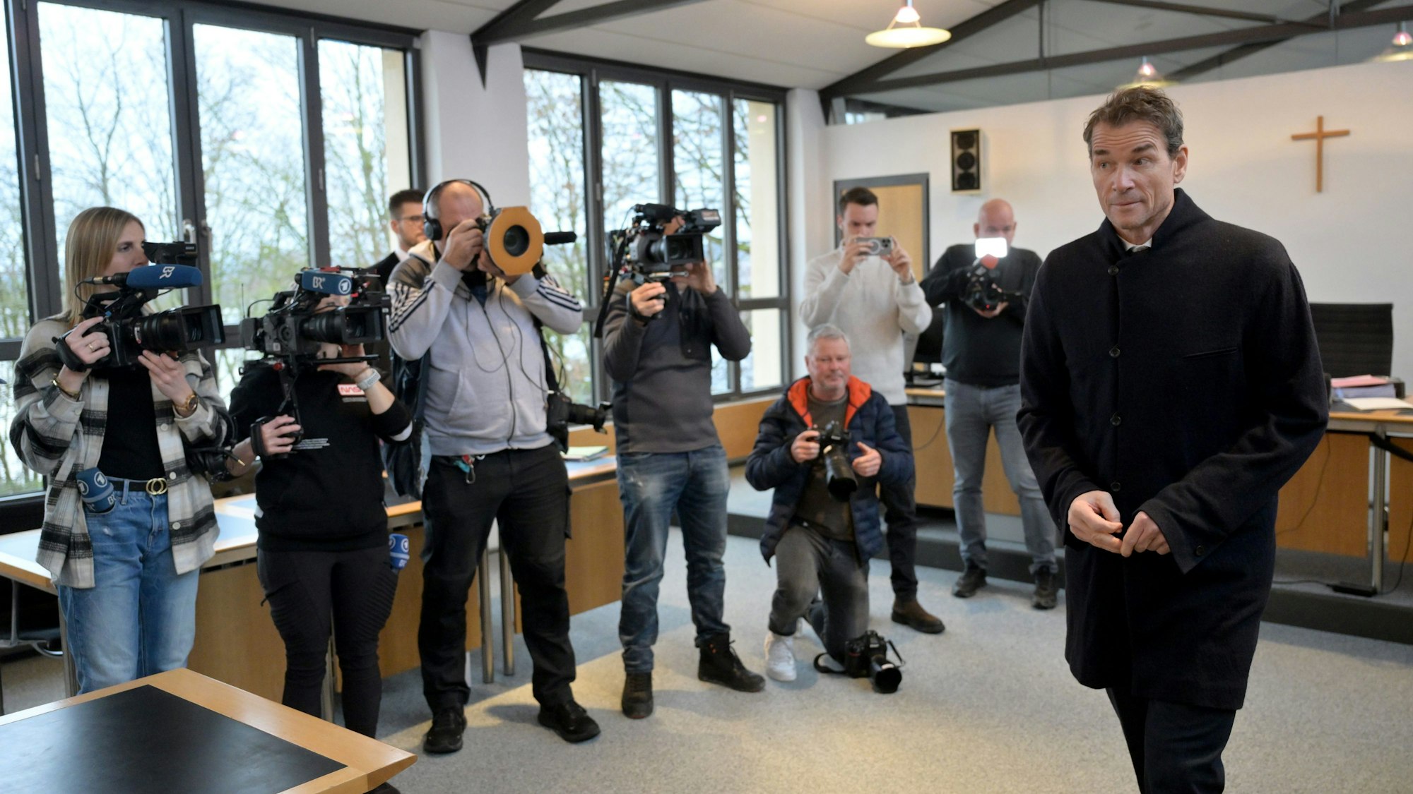 Der wegen Hausfriedensbruch und Sachbeschädigung angeklagte ehemalige Fußball-Nationaltorwart Jens Lehmann geht zu Prozessbeginn gegen ihn an den wartenden Journalisten vorbei, um den Reporter der Bild-Zeitung zu suchen.