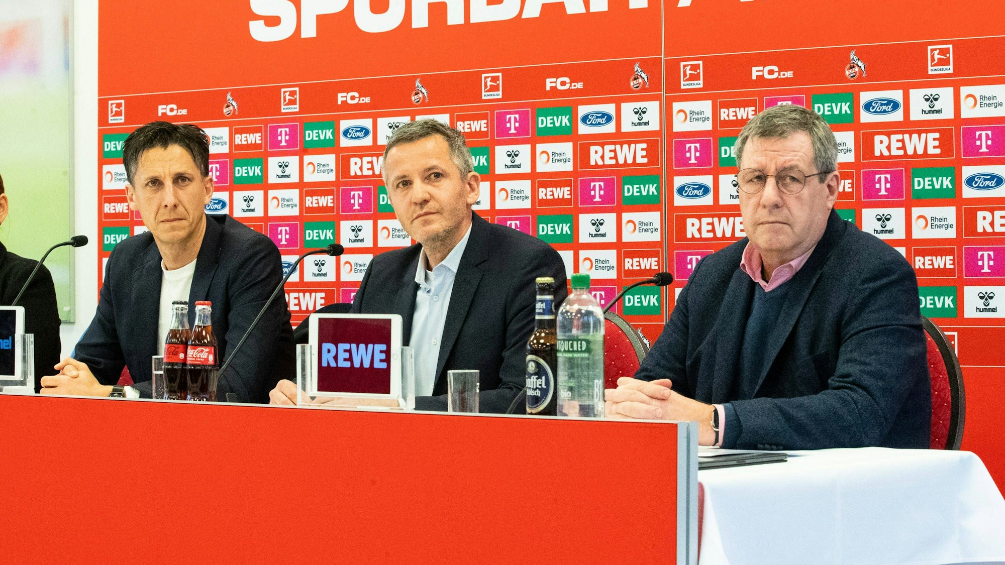 Die FC-Geschäftsführer Christian Keller und Philipp Türoff sowie FC-Präsident Werner Wolf während der PK zum Abgang von Trainer Steffen Baumgart.
