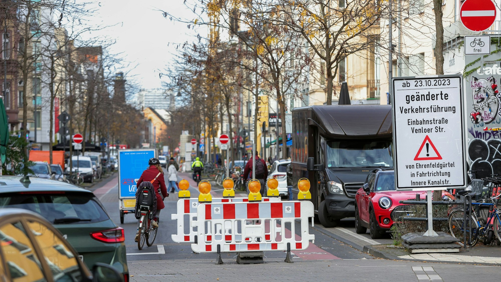 Auf der Venloer Straße steht eine Barriere und ein Schild wegen der neuen Verkehrslenkung.