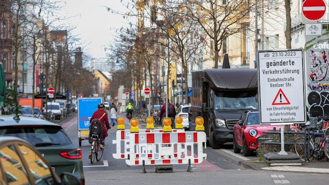 Blick auf die Venloer Straße mit Sperrbake Hinweis auf die Einbahnstraßenregel