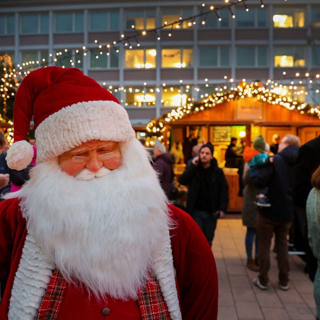 Weihnachtliche Stimmung auf dem Weihnachtsmarkt in Köln-Sülz auf dem Elisabeth-von-Mumm-Platz.
