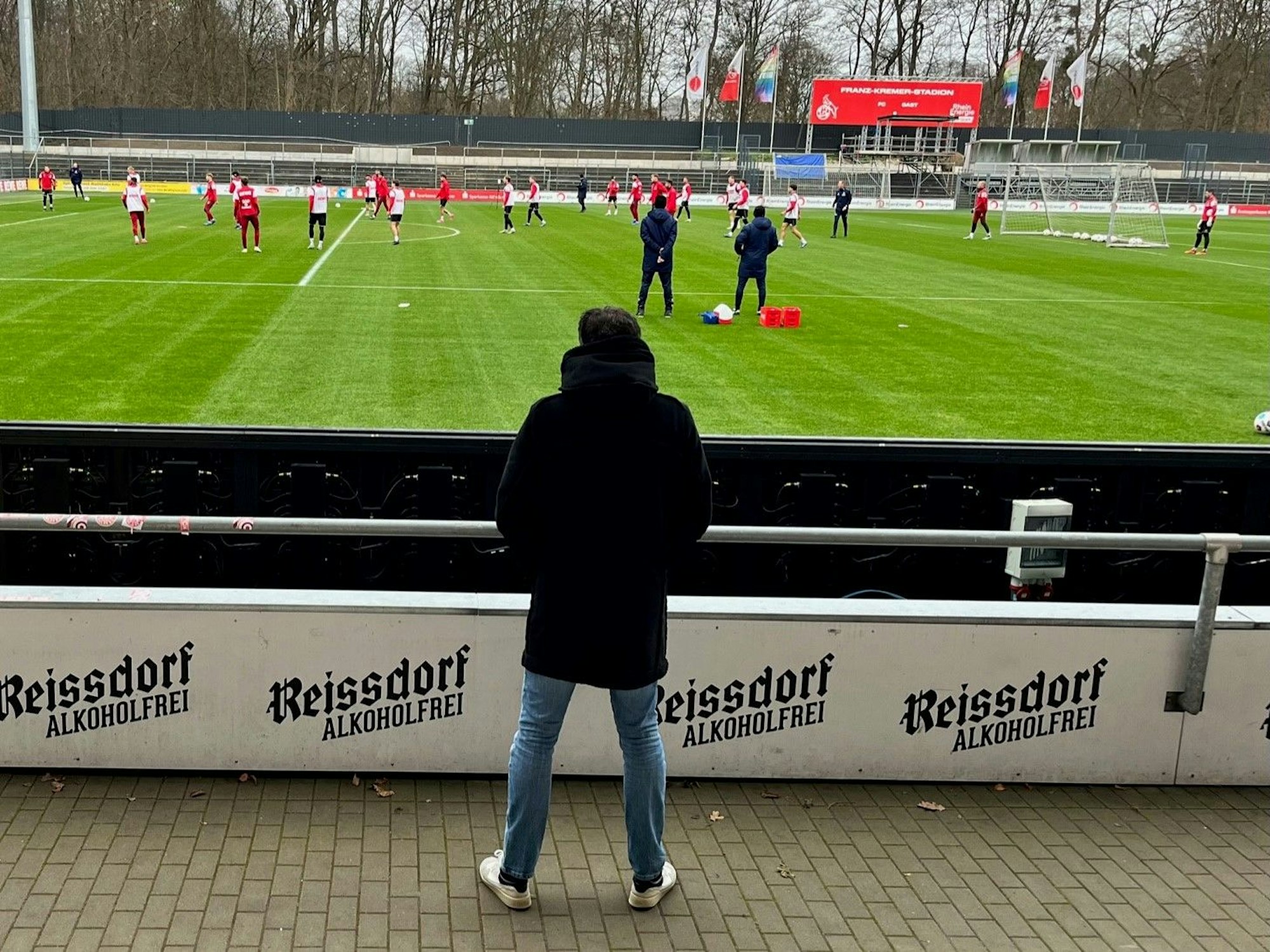 Christian Keller beobachtet das Training der FC-Profis im Franz-Kremer-Stadion.