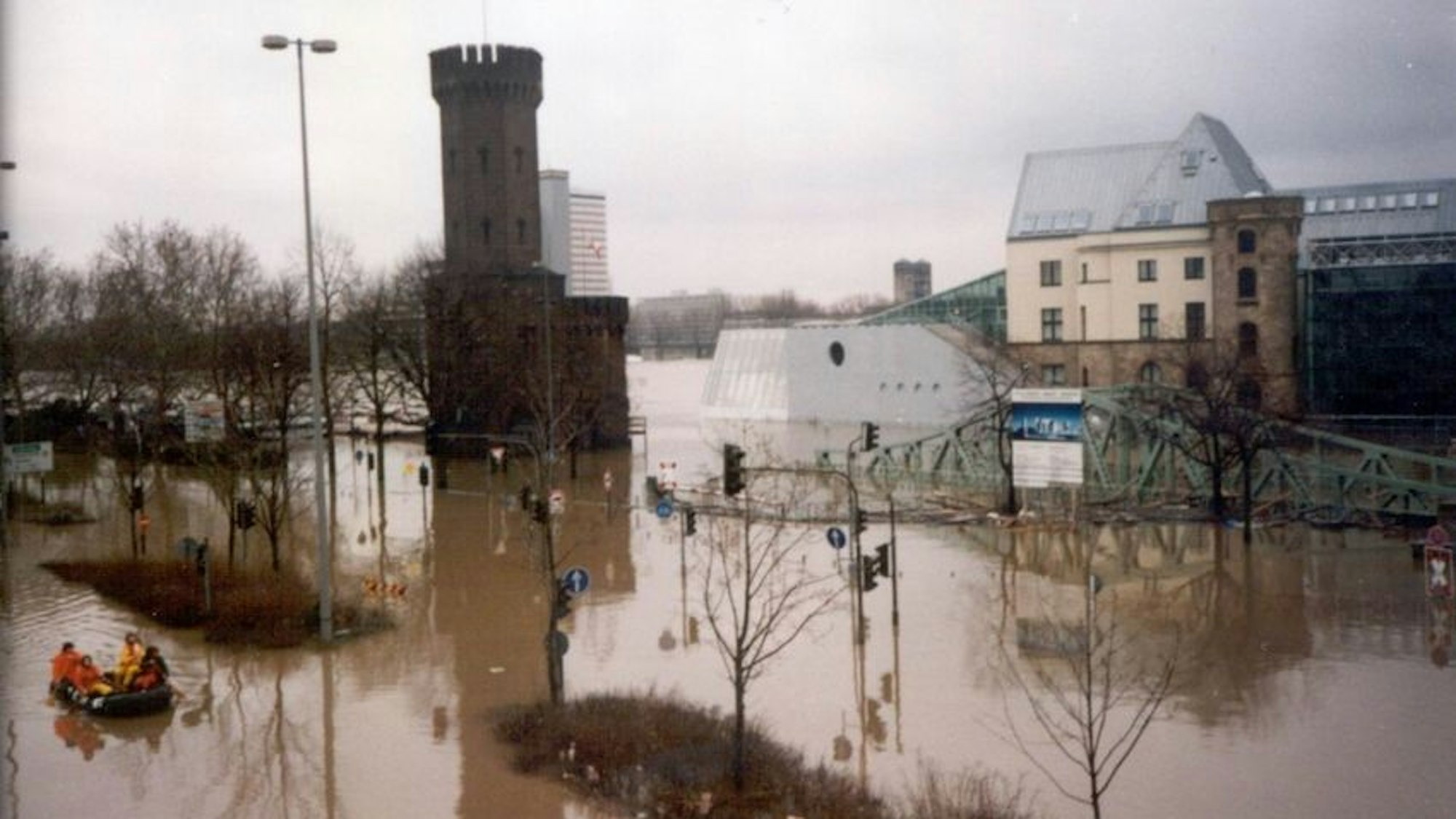 Blick aus einer oberen Etage auf das Kölner Schokoladenmuseum während des Hochwassers 1993.