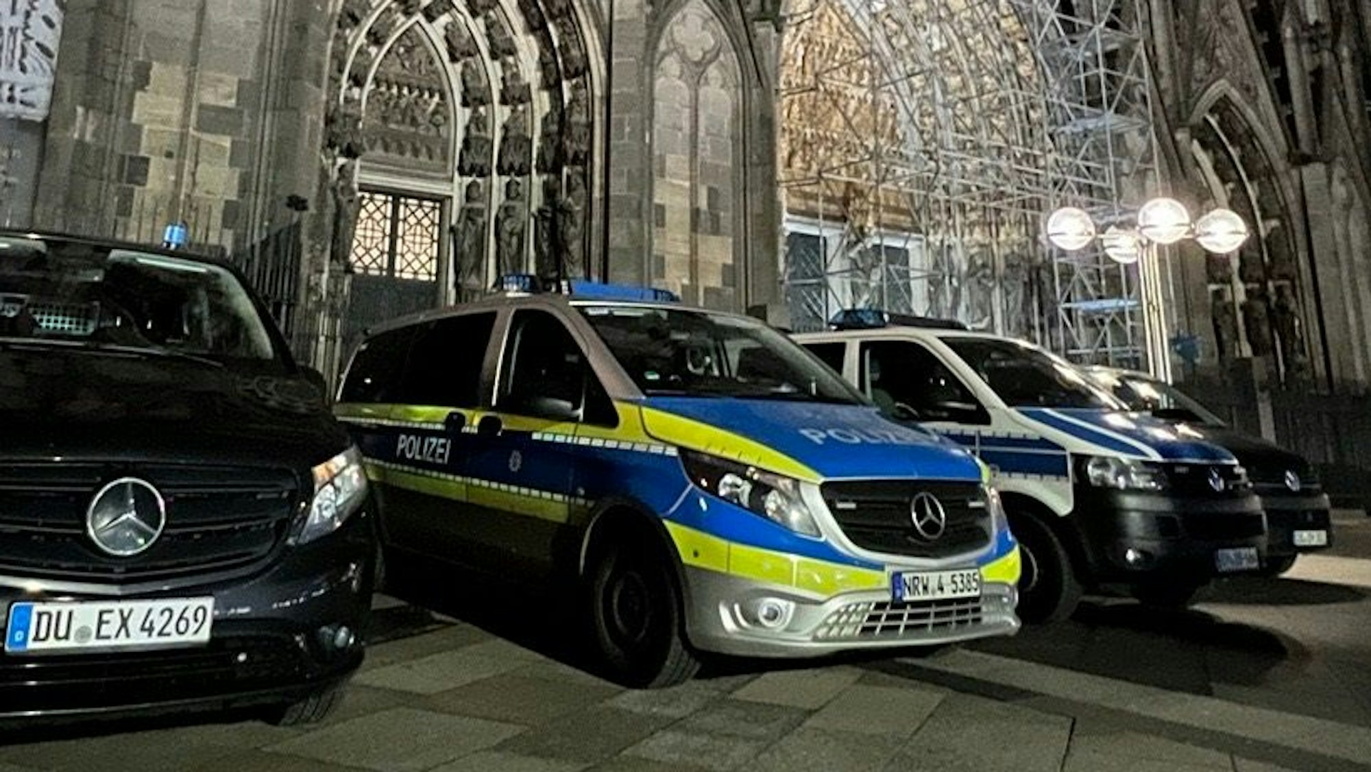 Polizeiaufgebot vor dem Kölner Dom aufgrund einer Gefahrenlage am 23. Dezember 2023.