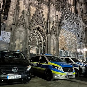 Polizeiaufgebot vor dem Kölner Dom aufgrund einer Gefahrenlage am 23. Dezember 2023.