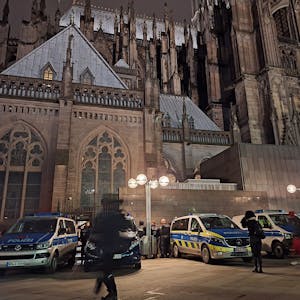 Einsatzfahrzeuge der Polizei stehen vor dem Dom. Gottesdienstbesucher des Kölner Doms und Touristen müssen sich in den nächsten Tagen auf erhöhte Sicherheitsstandards einstellen.&nbsp;