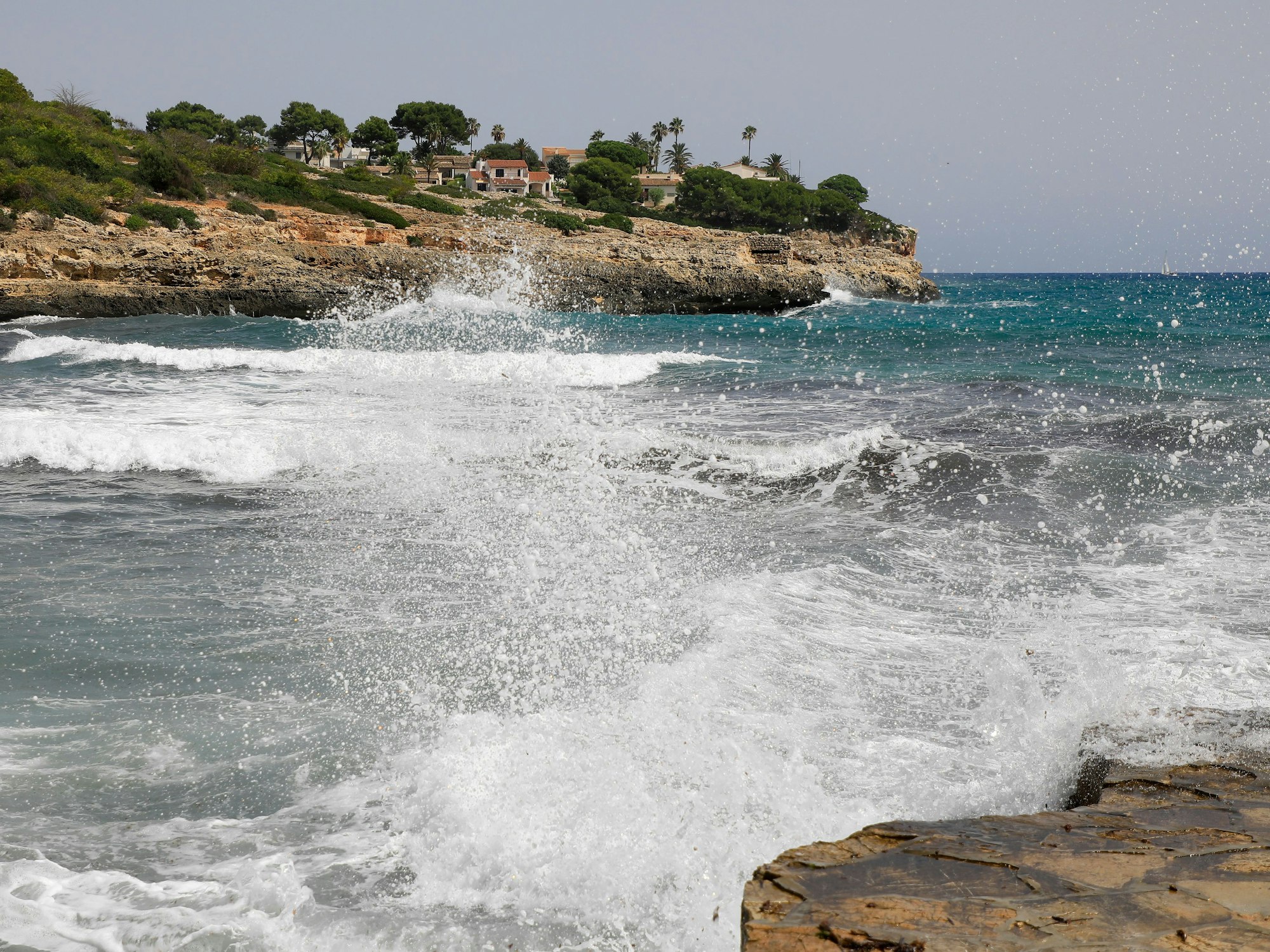 Cala Mendia auf Mallorca an einem Tag mit Wellen, hier im September 2023.
