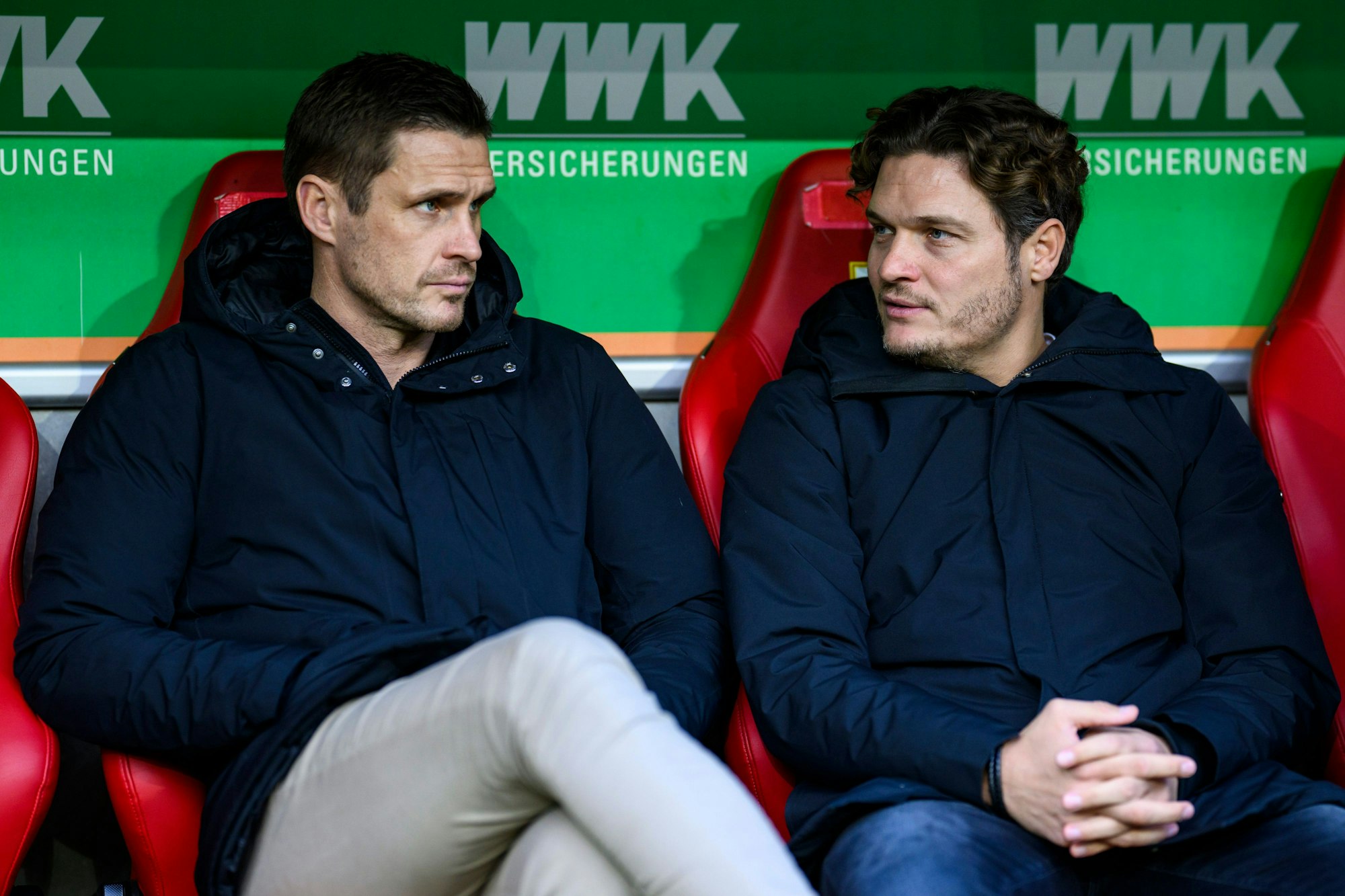 Dortmunds Sportdirektor Sebastian Kehl (l.) und Dortmunds Trainer Edin Terzić sitzen vor dem Spiel auf der Trainerbank.