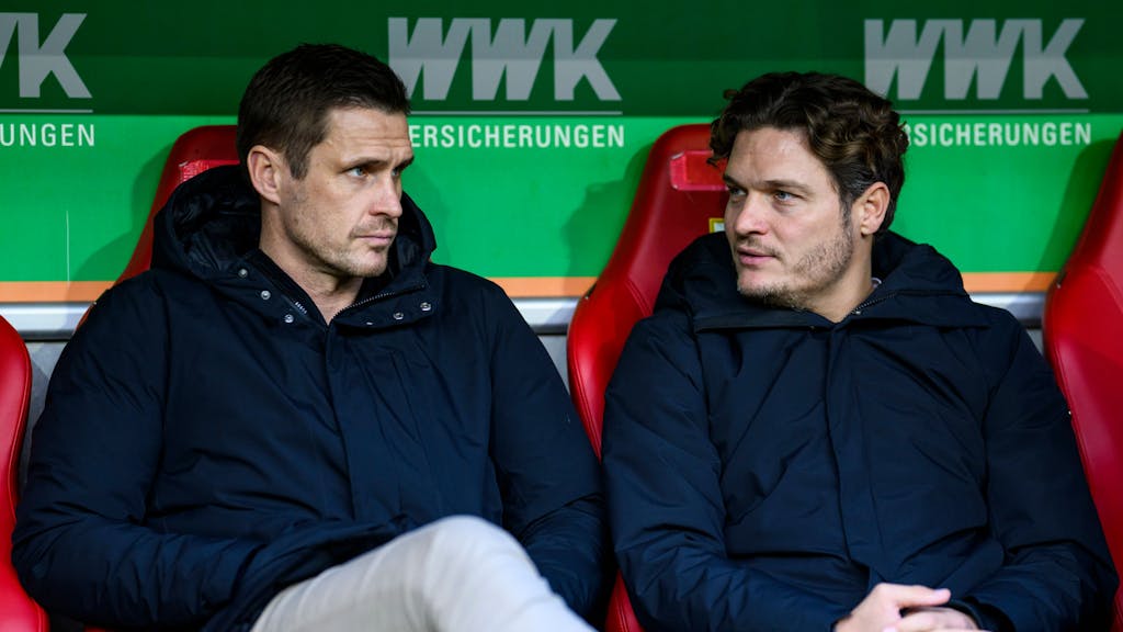 Dortmunds Sportdirektor Sebastian Kehl (l.) und Dortmunds Trainer Edin Terzić sitzen vor dem Spiel auf der Trainerbank.&nbsp;