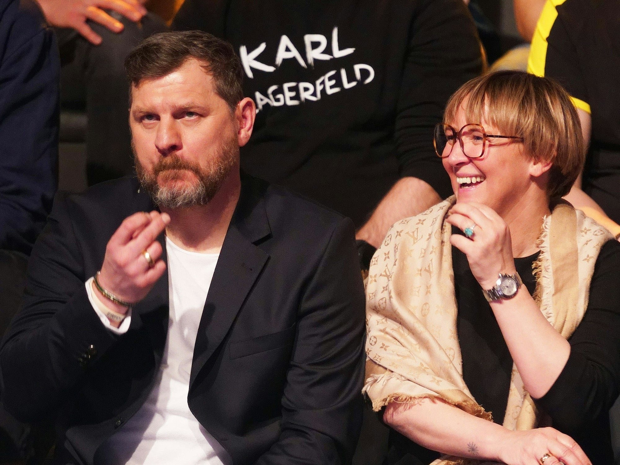 Steffen Baumgart sitzt neben seiner Frau Katja