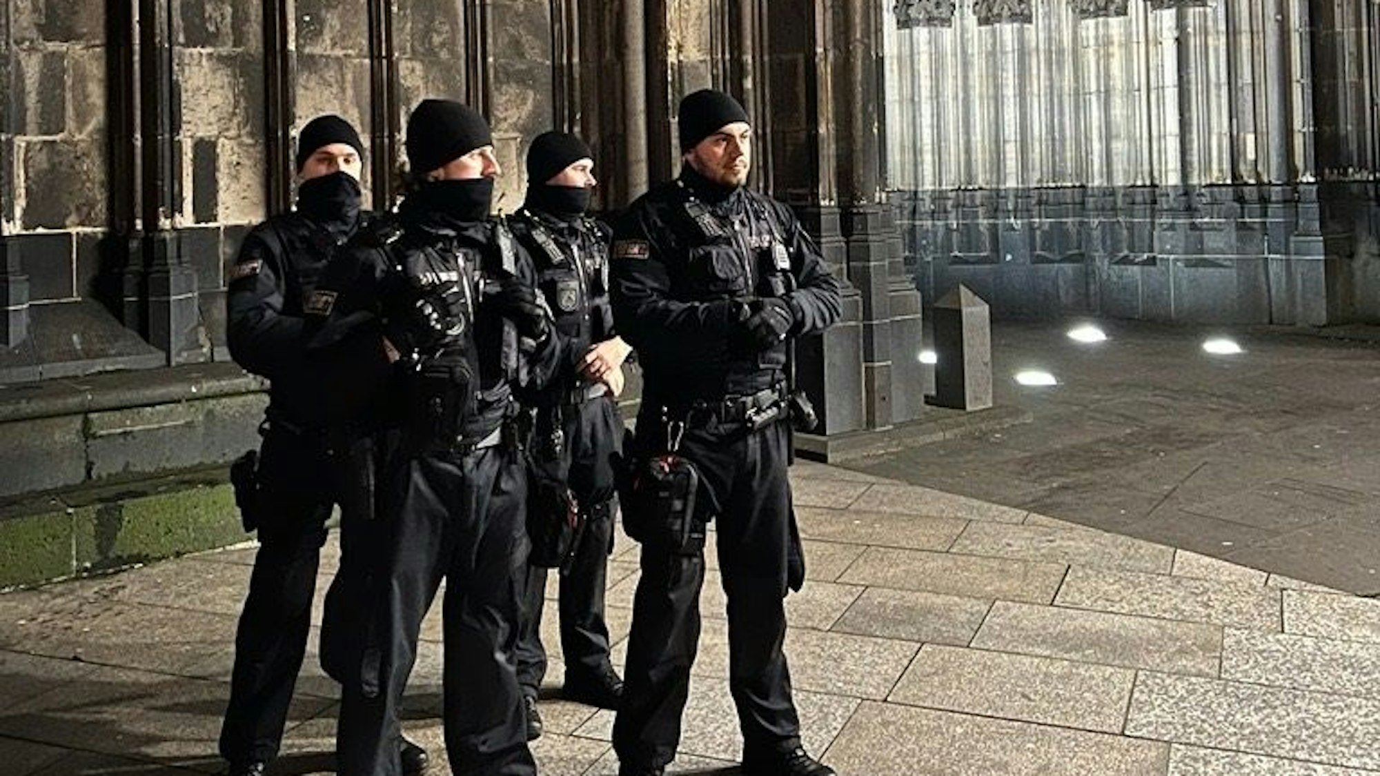 Die Polizei zeigte Präsenz rund um die Kirche, die durchsucht und dann verschlossen werden sollte.