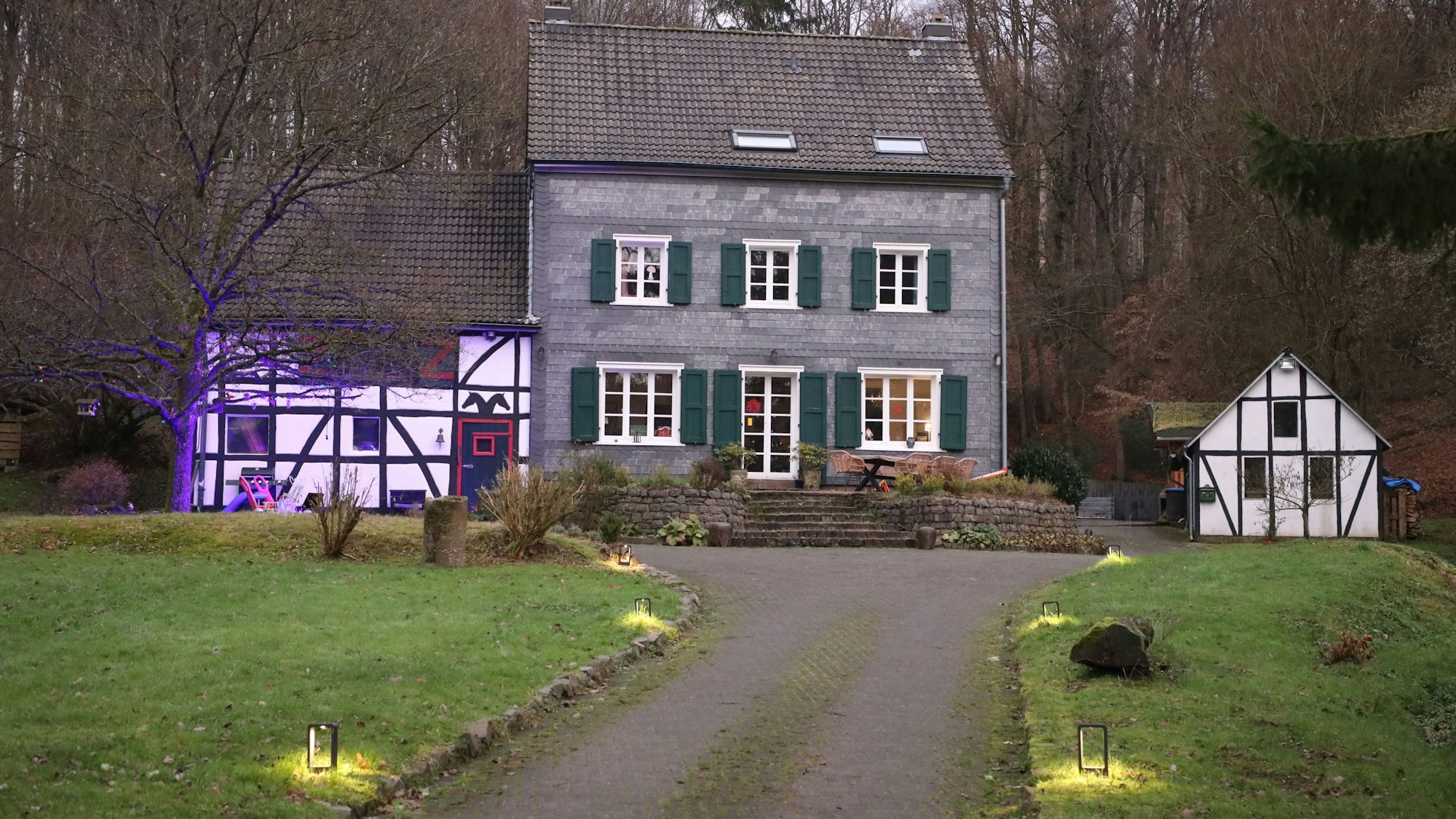 Erleuchtetes Haus im Volbachtal bei Herkenrath.