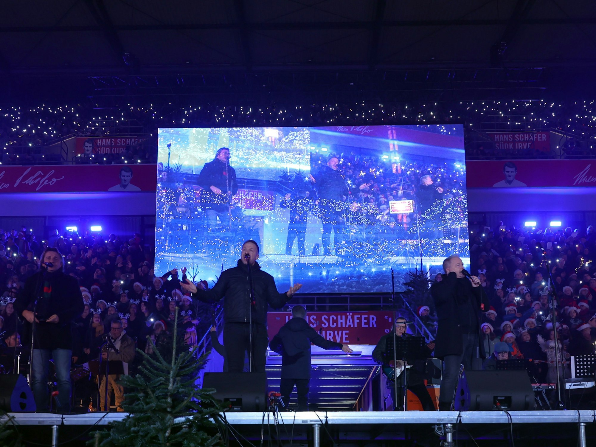Mitsingkonzert „Loss mer Weihnachtsleeder singe“ im Kölner Rhein-Energie-Stadion.




