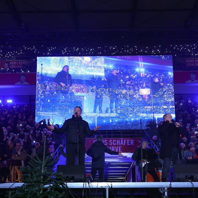 Die Höhner bei „Loss mer Weihnachtsleeder singe“ im Rhein-Energie-Stadion auf der Bühne.