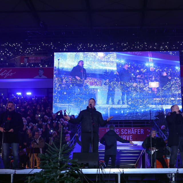 Die Höhner bei „Loss mer Weihnachtsleeder singe“ im Rhein-Energie-Stadion auf der Bühne.
