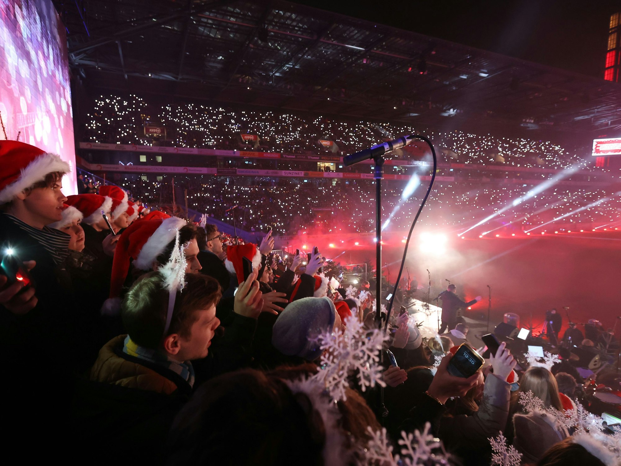 Mitsingkonzert „Loss mer Weihnachtsleeder singe“ im Kölner Rhein-Energie-Stadion.




