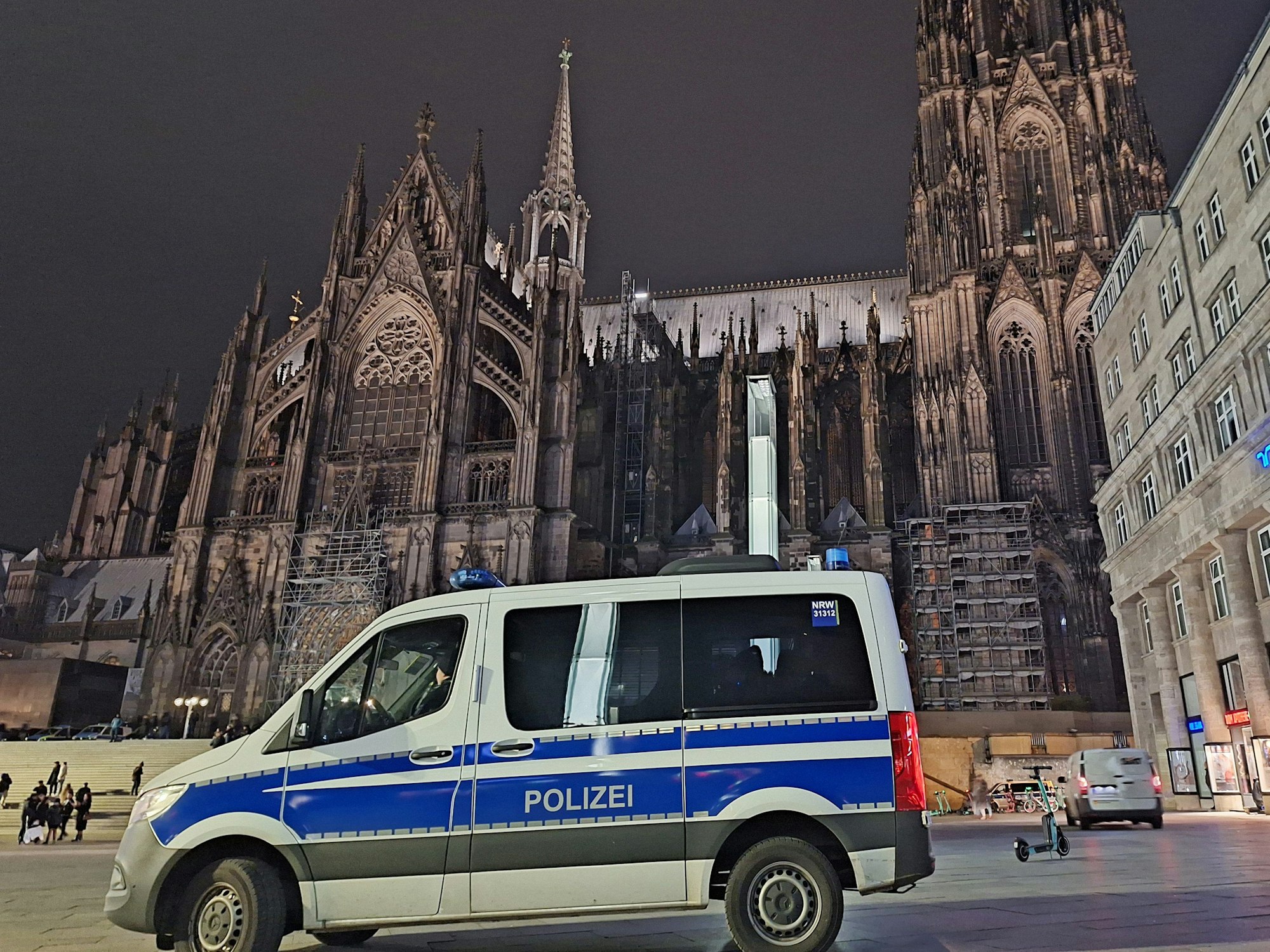 Ein Einsatzfahrzeug der Polizei auf dem Bahnhofsplatz vor dem Kölner Dom.