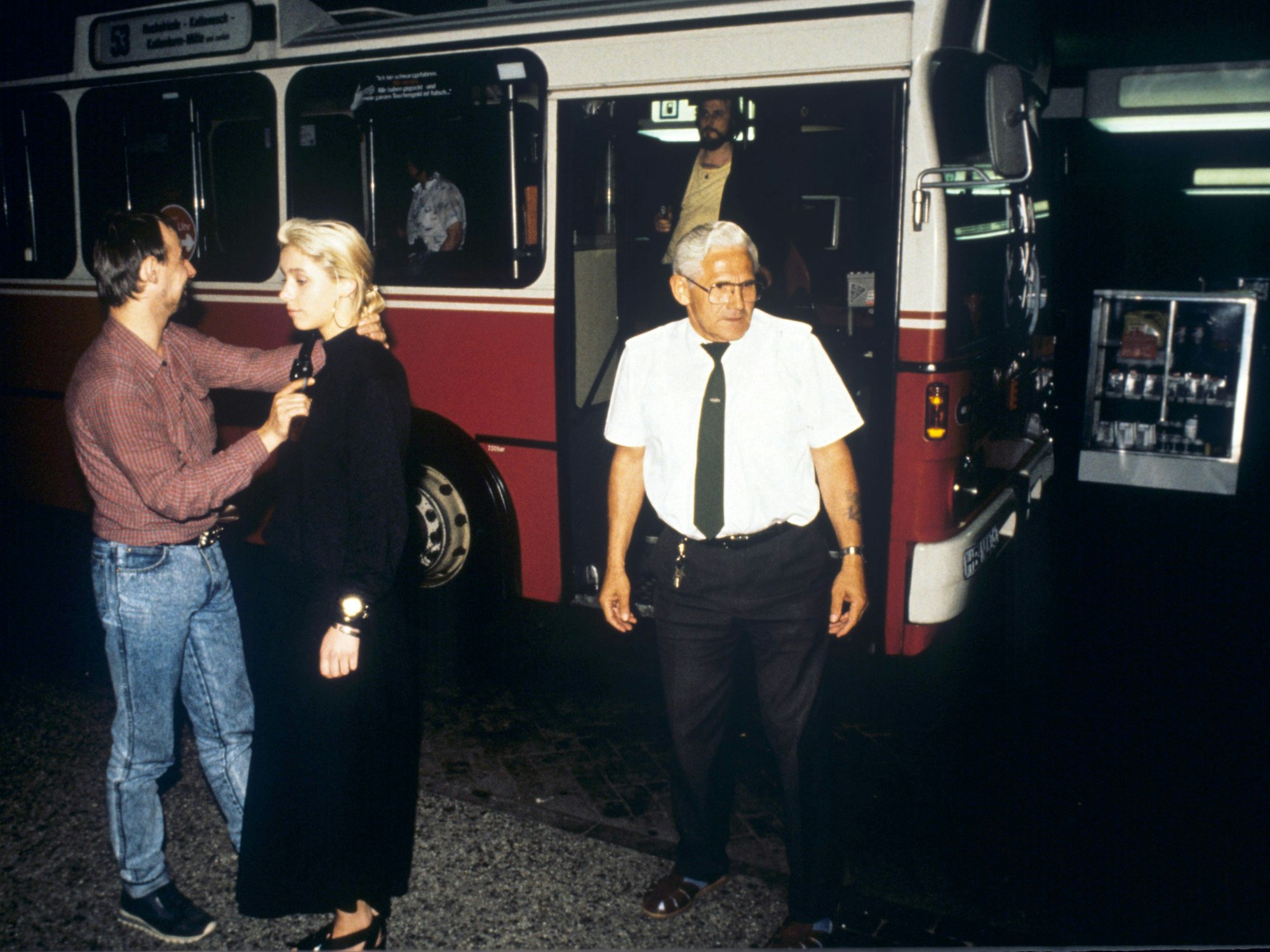 Der Entführer Dieter Degowski bedroht die Geisel Silke Bischoff an der Raststelle Grundbergsee mit einer Waffe, hier im August 1988.