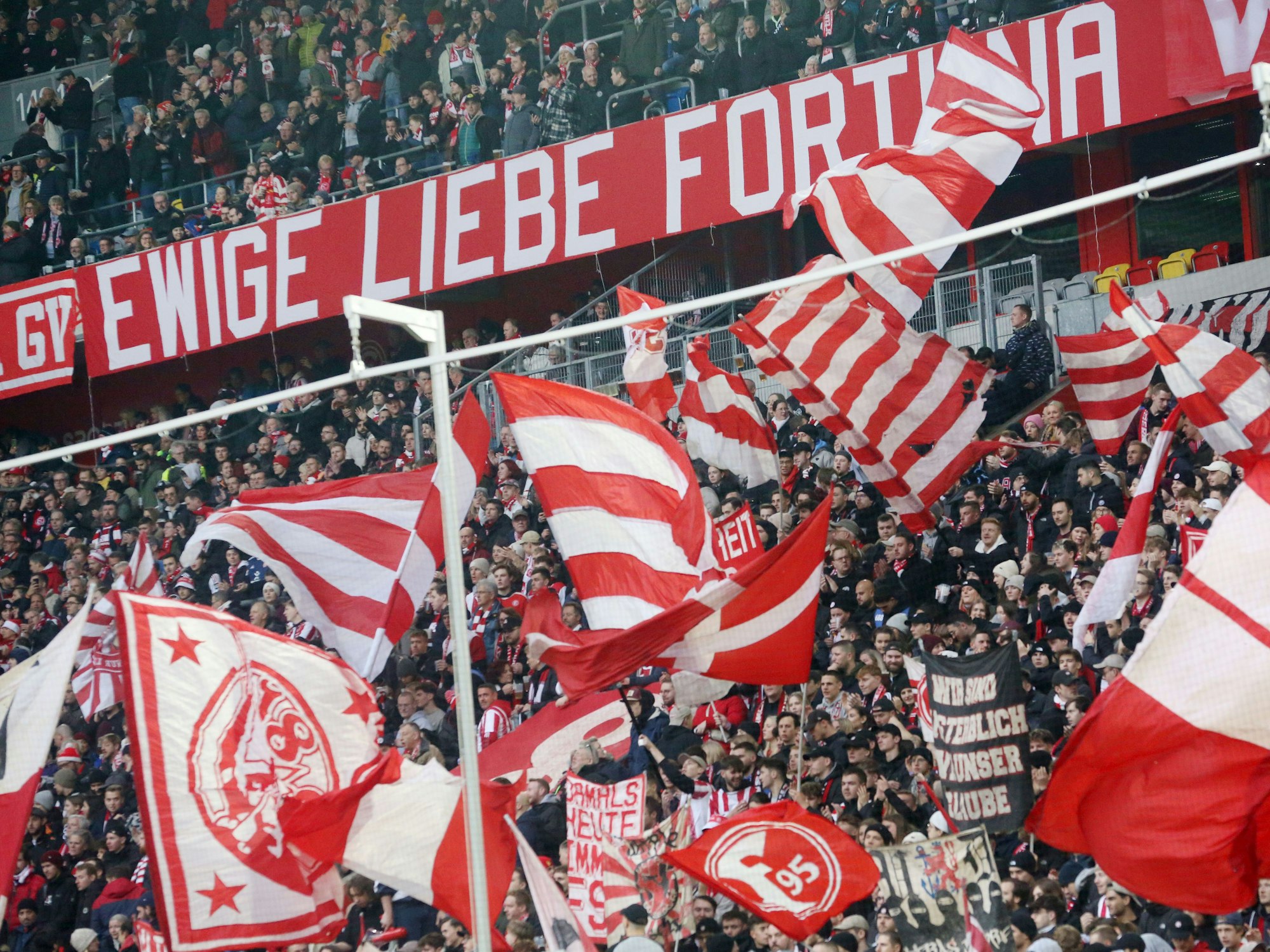 Die Fans von Fortuna Düsseldorf feiern trotz Niederlage ihre Mannschaft.