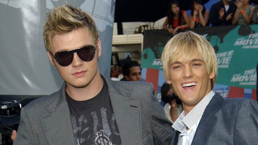 Nick (l) und Aaron Carter bei der Ankunft zu den MTV Movie Awards in den USA im Jahr 2006. NAch dem Tod des kleinen Bruders trauert Nick Carter nun erneut um ein Familienmitglied.