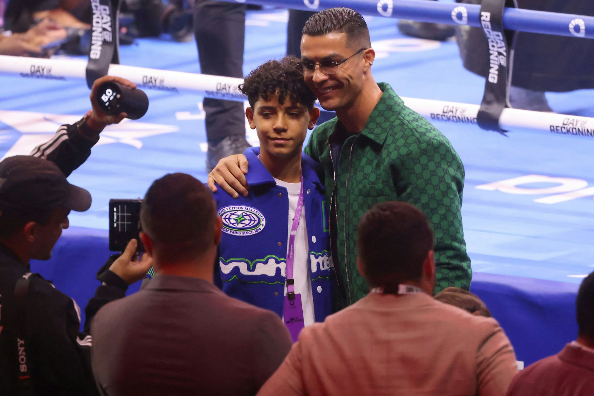 Cristiano Ronaldo und sein Sohn posieren vor dem Boxring für Fotos.