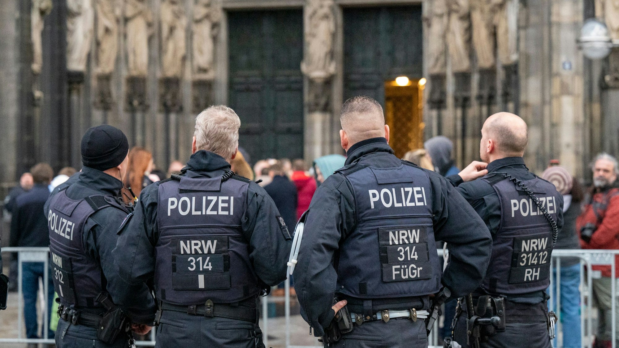 Polizisten am Kölner Dom während der Weihnachtstage.