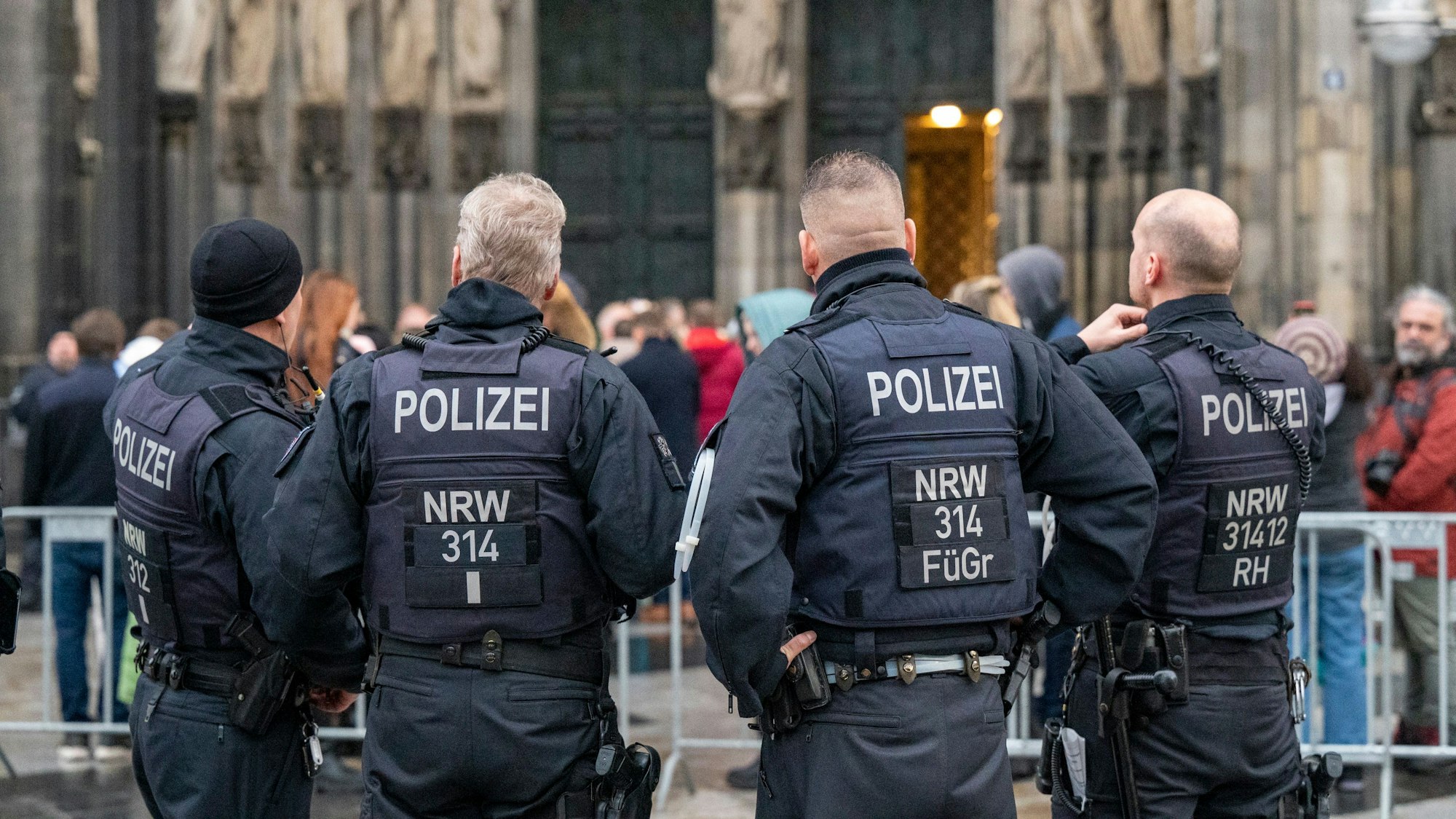 Polizisten kontrollierten an Heiligabend alle Besucherinnen und Besucher des Kölner Doms. Zuvor hatte es Hinweise auf einen islamistischen Sprengstoffanschlag an Weihnachten oder Silvester auf die Kirche gegeben. Die Sicherheitsmaßnahmen wurden deshalb stark erhöht.