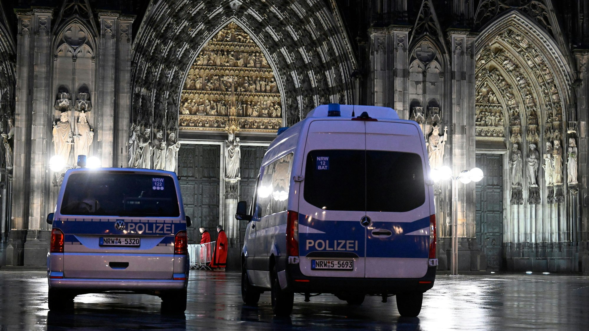 Polizisten sichern einen Eingang zum Kölner Dom. Aufgrund von Hinweisen auf einen geplanten islamistischen Anschlag hat die Polizei die Sicherheitsmassnahmen hochgefahren.