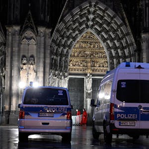 Polizisten sichern einen Eingang zum Kölner Dom. Aufgrund von Hinweisen auf einen geplanten islamistischen Anschlag hat die Polizei die Sicherheitsmassnahmen hochgefahren.