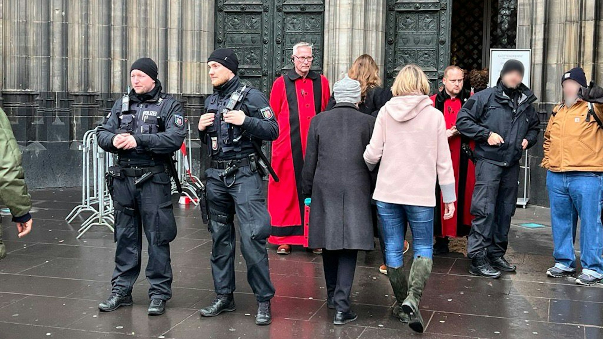 Am Kölner Dom werden am Sonntag, 24. Dezember 2023, Sicherheitskontrollen am Eingangsportal durch die Polizei durchgeführt. Zuvor hatte es Hinweise auf einen islamistischen Anschlagsplan gegeben.