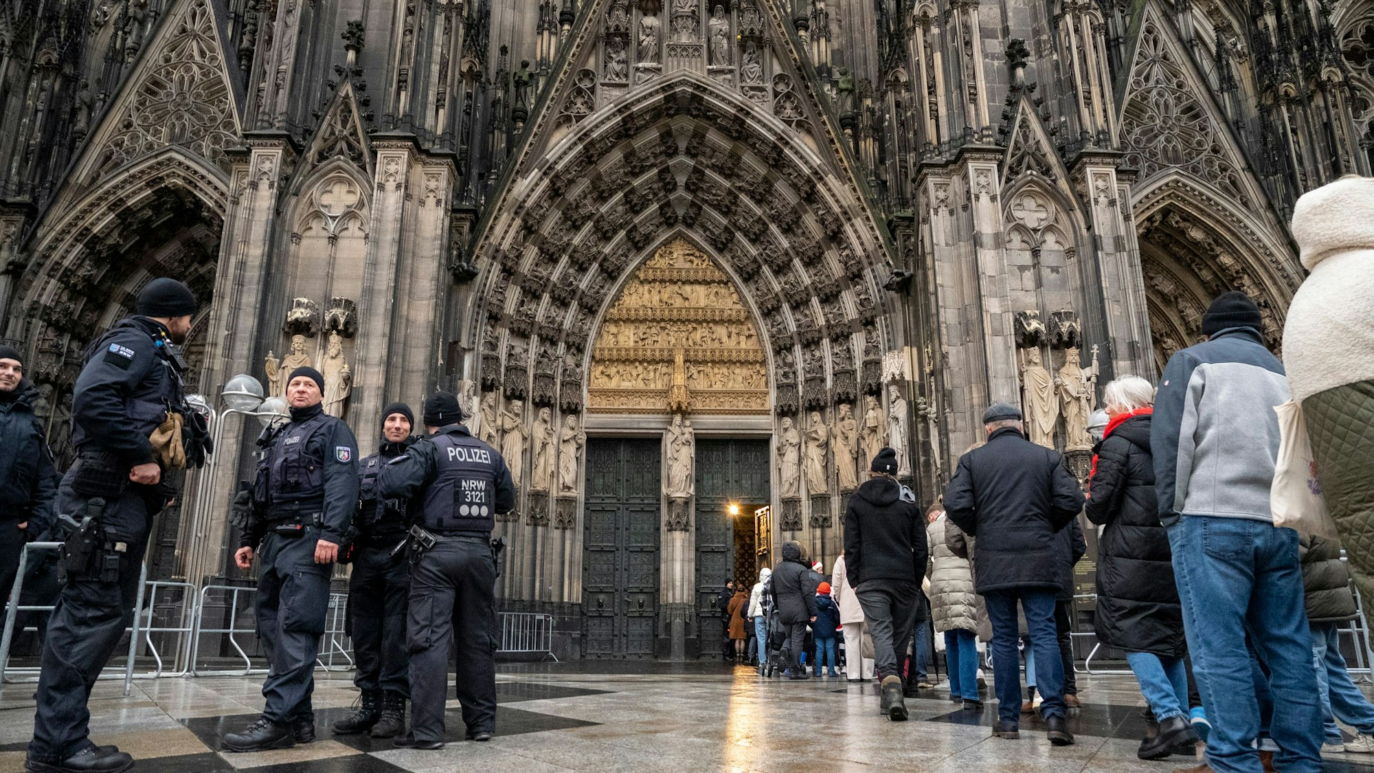 24.12.2023, Köln: Wegen eines befürchteten Anschlags kontrolliert die Polizei alle Besucher des Doms. Die Messe an Heiligabend findet trotz einer Terrorwarnung statt.Foto: Uwe Weiser