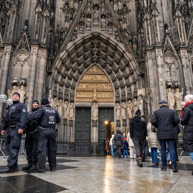 Heiligabend in Köln: Wegen eines befürchteten Anschlags kontrolliert die Polizei alle Besucher des Doms. Die Messe an Heiligabend findet trotz einer Terrorwarnung statt.