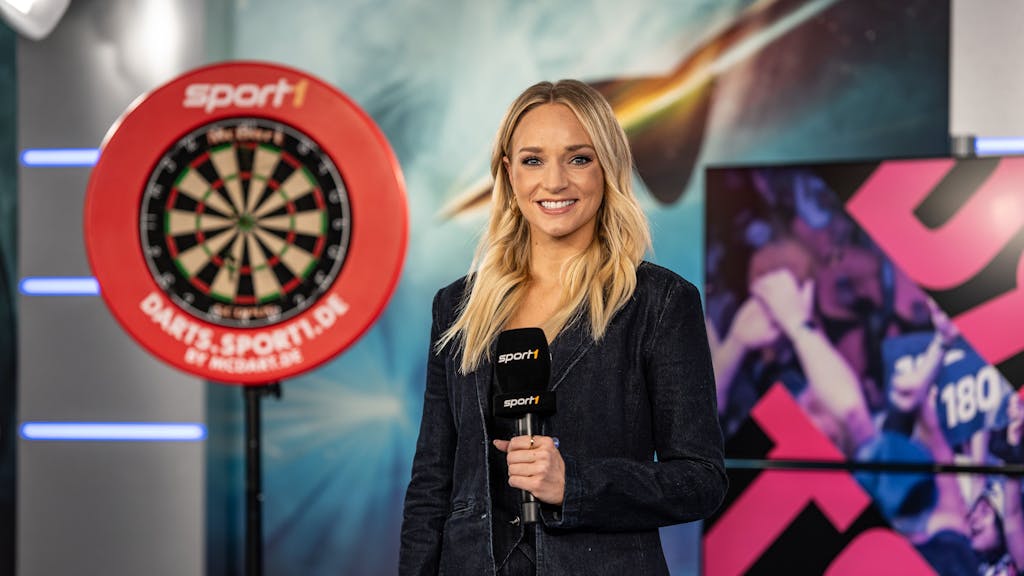 Sport1-Moderatorin Katharina Kleinfeldt lächelt in die Kamera.