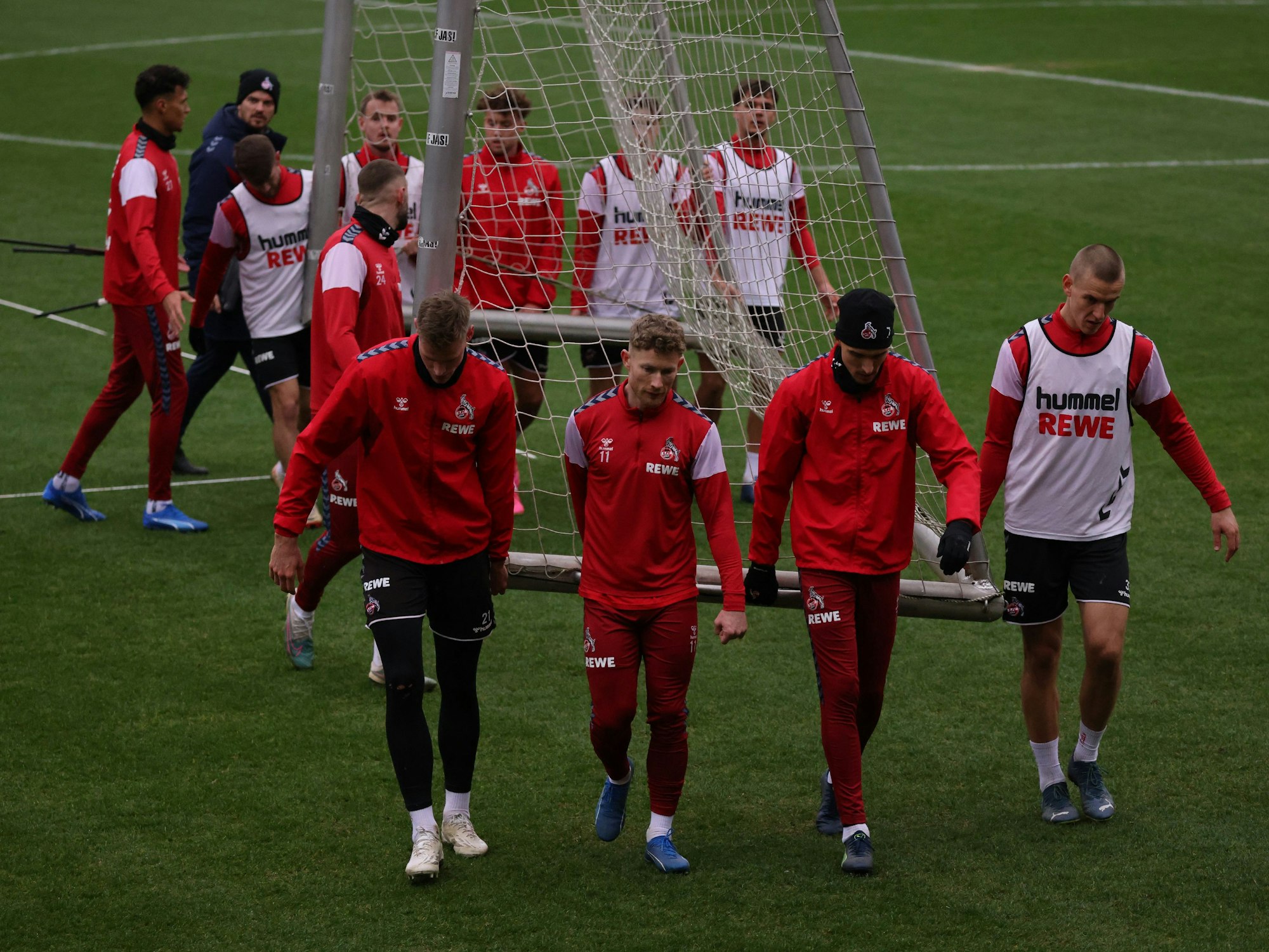Training des 1. FC Köln im Franz-Kremer-Stadion am Geißbockheim in Köln: Die Spieler tragen ein Tor.