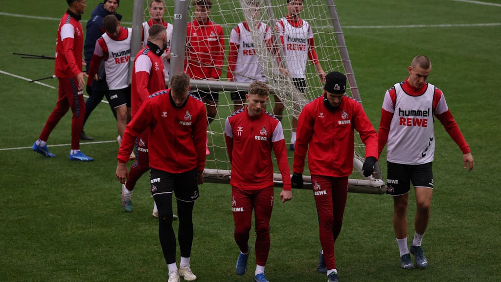 Training des 1. FC Köln im Franz-Kremer-Stadion am Geißbockheim in Köln: Die Spieler tragen ein Tor.&nbsp;