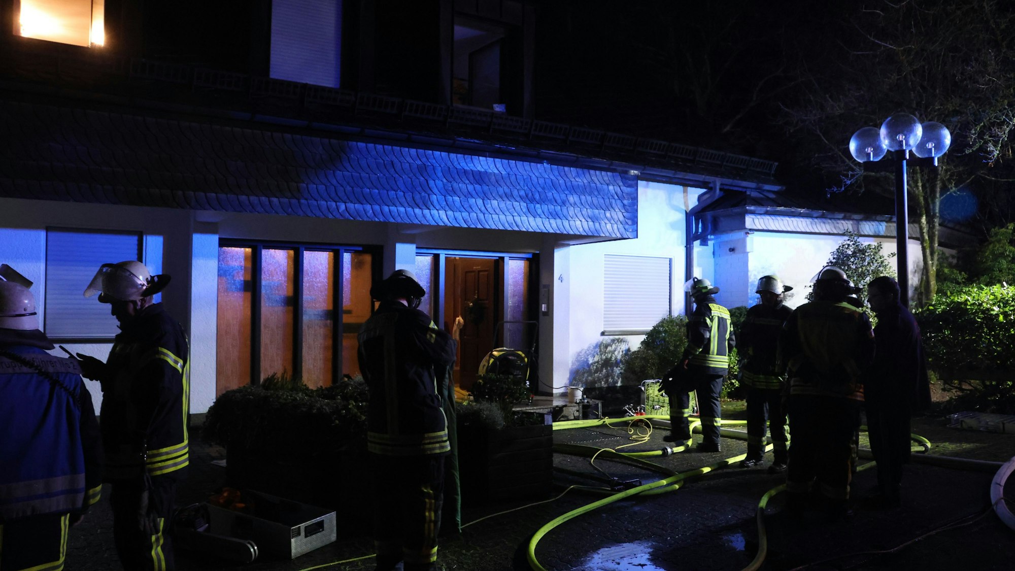 Das Foto zeigt Feuerwehrleute vor einem Haus