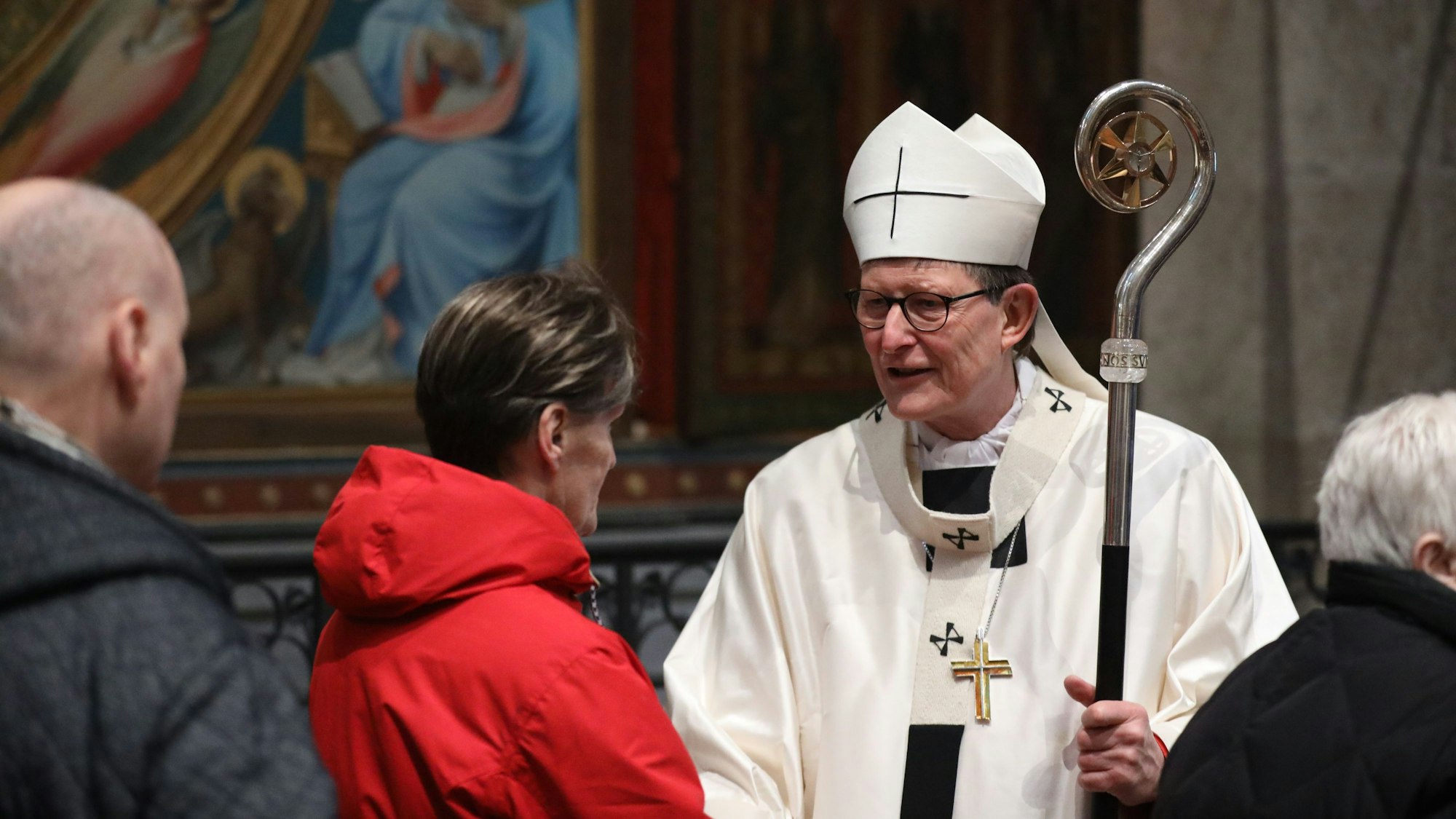 Kardinal Rainer Maria Woelki verabschiedet Besucher und Besucherinnen nach dem Gottesdienst im Kölner Dom.