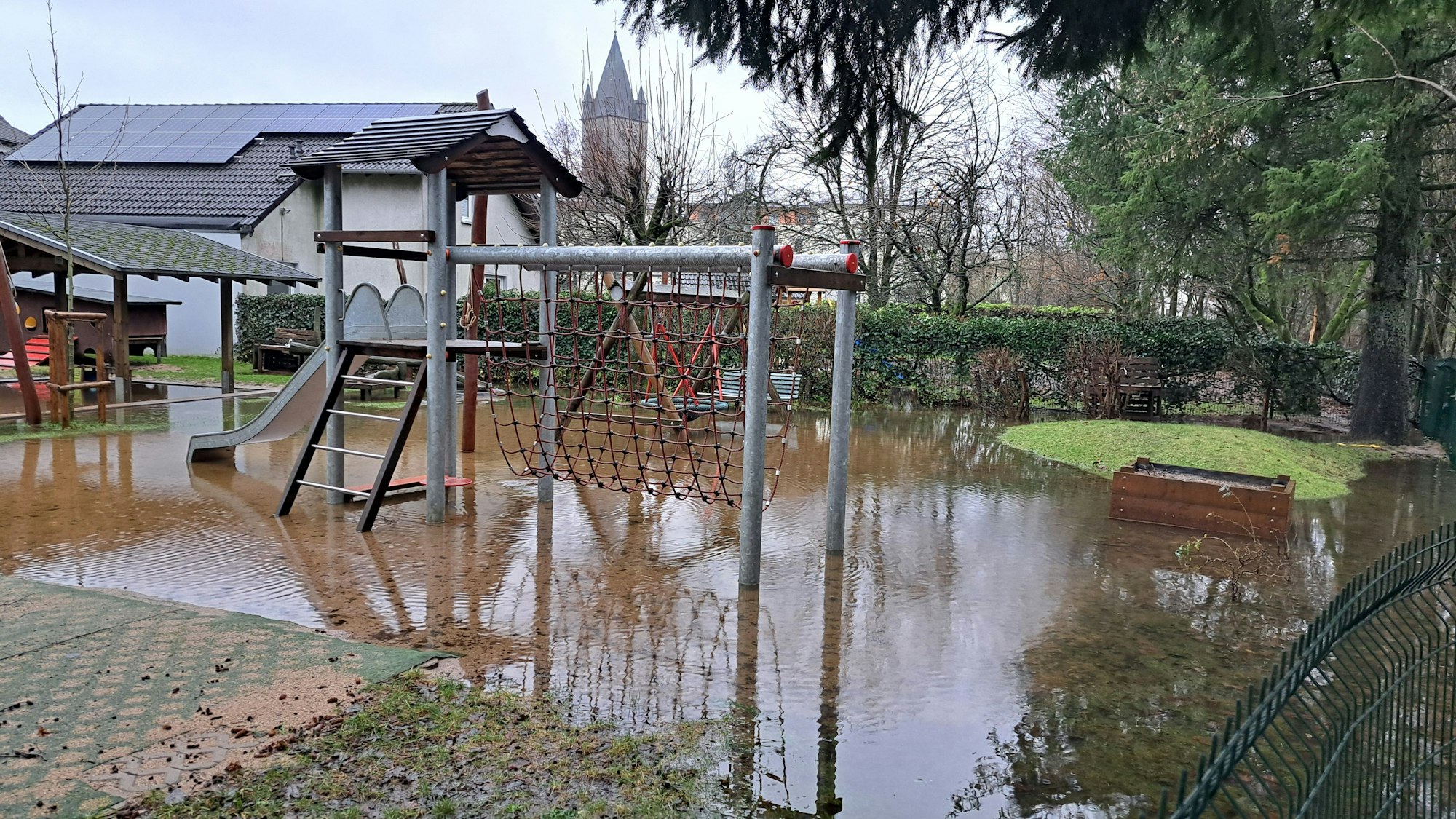 In Wipperfürth steht ein Spielplatz unter Wasser