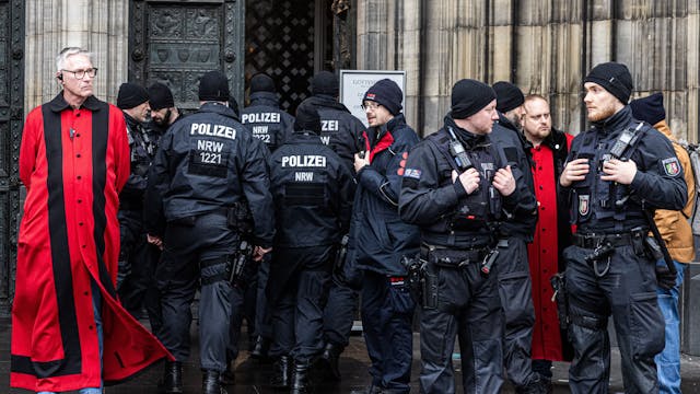 Polizeiaufgebot im und um den. Kölner Dom am Vormittag des Heiligabends Foto: Meike Böschemeyer