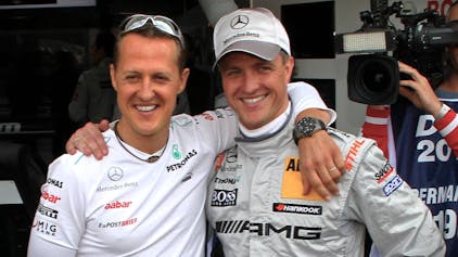Michael Schumacher zusammen mit seinem Bruder Rafl (r.) am Hockenheimring im Jahr 2012. Zehn Jahre nach Schumachers Skiunfall hat sich Ralf zu seinem Bruder geäußert.