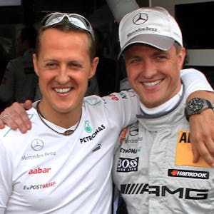 Michael Schumacher zusammen mit seinem Bruder Rafl (r.) am Hockenheimring im Jahr 2012. Zehn Jahre nach Schumachers Skiunfall hat sich Ralf zu seinem Bruder geäußert.