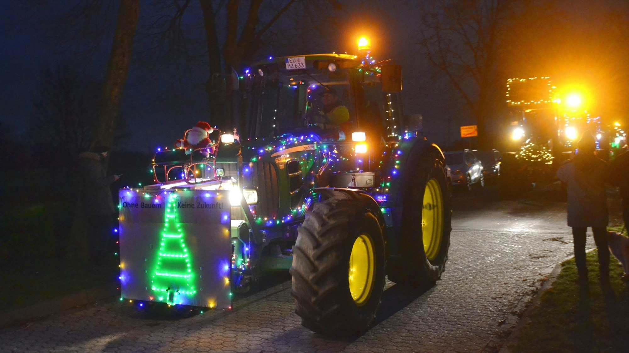 Das Bild zeigt einen Traktor mit der Darstellung eines leuchtenden Weihnachtsbaumes.