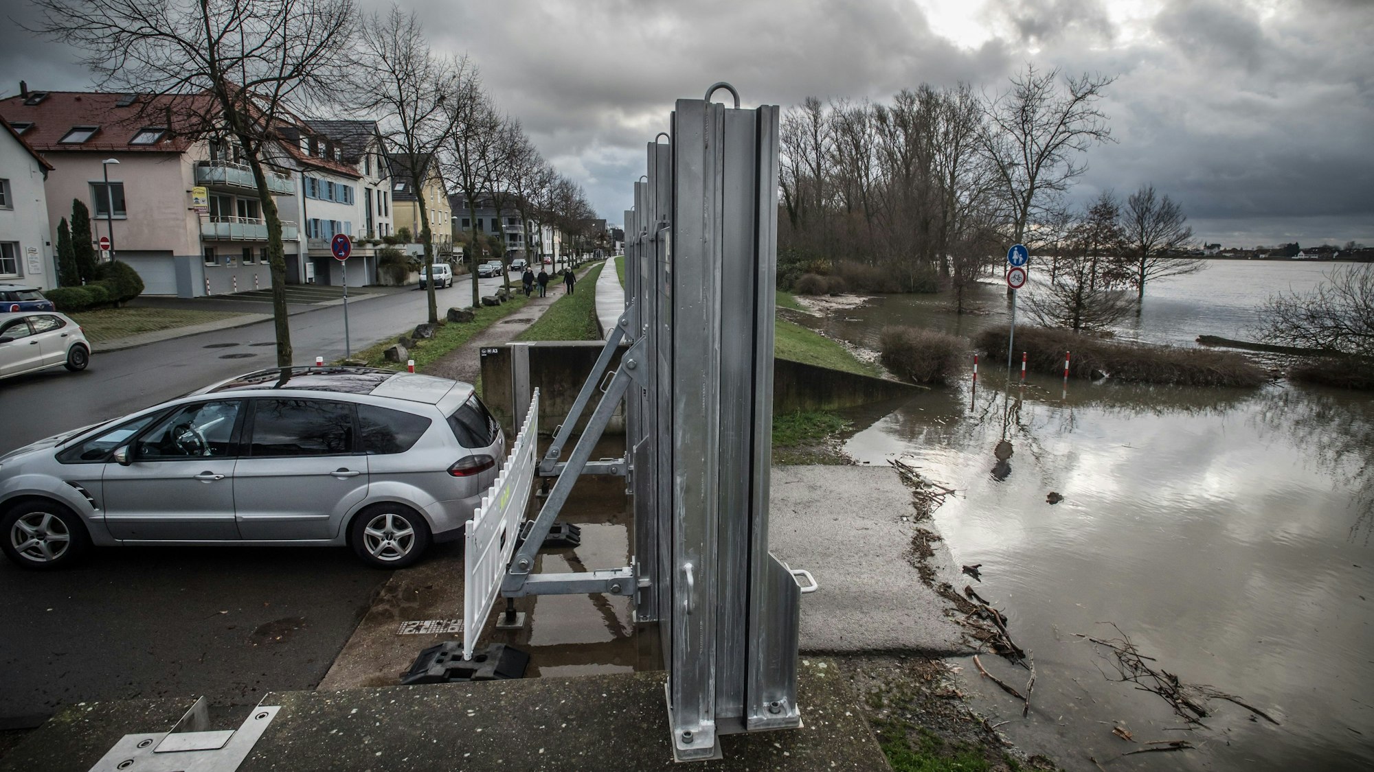 Es hat viel geregnet: Das Hochwasser in Hitdorf steht knapp vor dem Tor am Hafen  Foto: Ralf Krieger