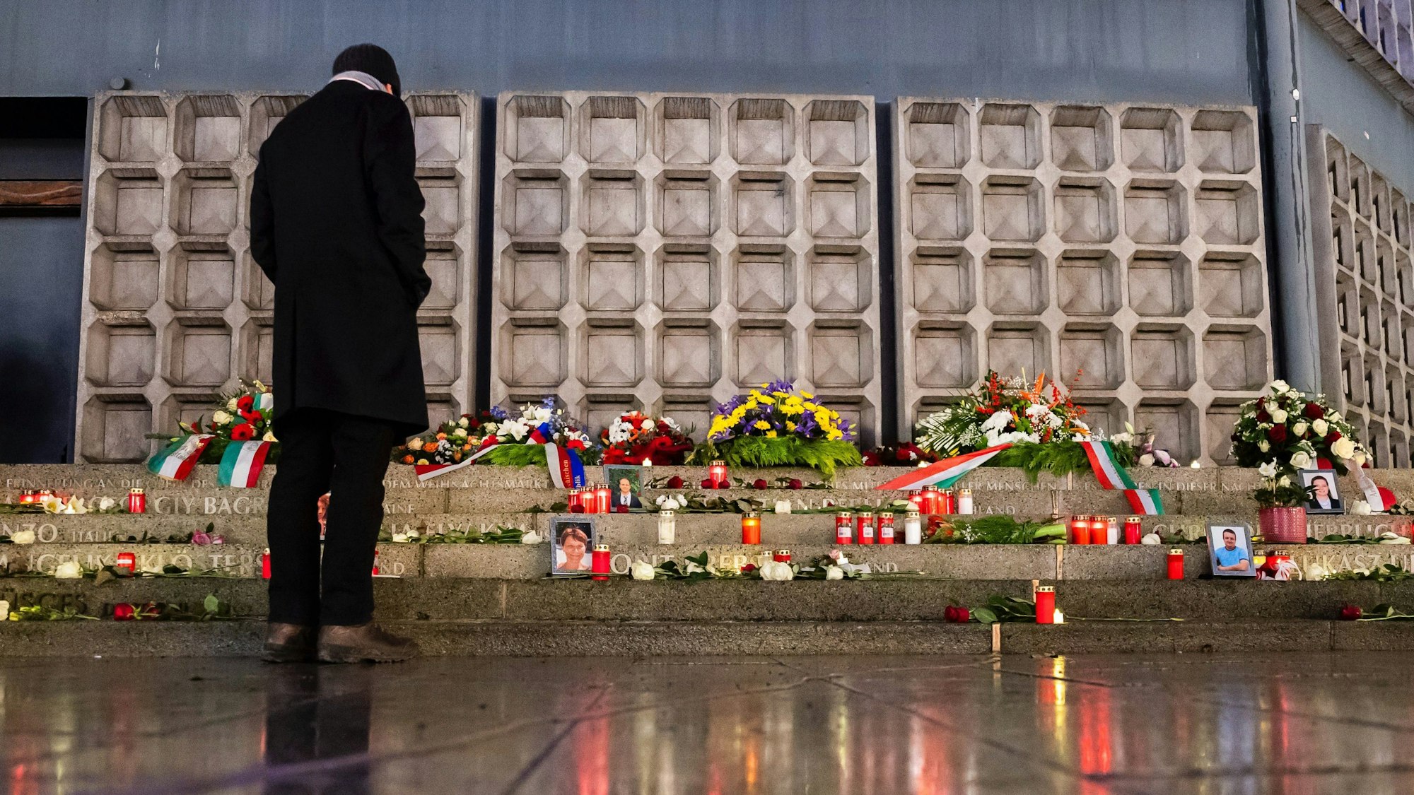 Ein Mann steht vor dem Mahnmal für die Opfer des islamistischen Terroranschlags auf dem Breitscheidplatz. Bei dem Anschlag sind im Jahr 2016 am 19. Dezember 13 Menschen getötet worden. Foto: Christoph Soeder/dpa +++ dpa-Bildfunk +++
