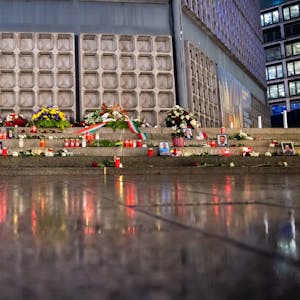 Ein Mann steht vor dem Mahnmal für die Opfer des islamistischen Terroranschlags auf dem Breitscheidplatz. Bei dem Anschlag sind im Jahr 2016 am 19. Dezember 13 Menschen getötet worden. Foto: Christoph Soeder/dpa +++ dpa-Bildfunk +++