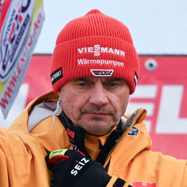 Mann mit Mütze und Fahne: Skisprung-Bundestrainer Stefan Horngacher.