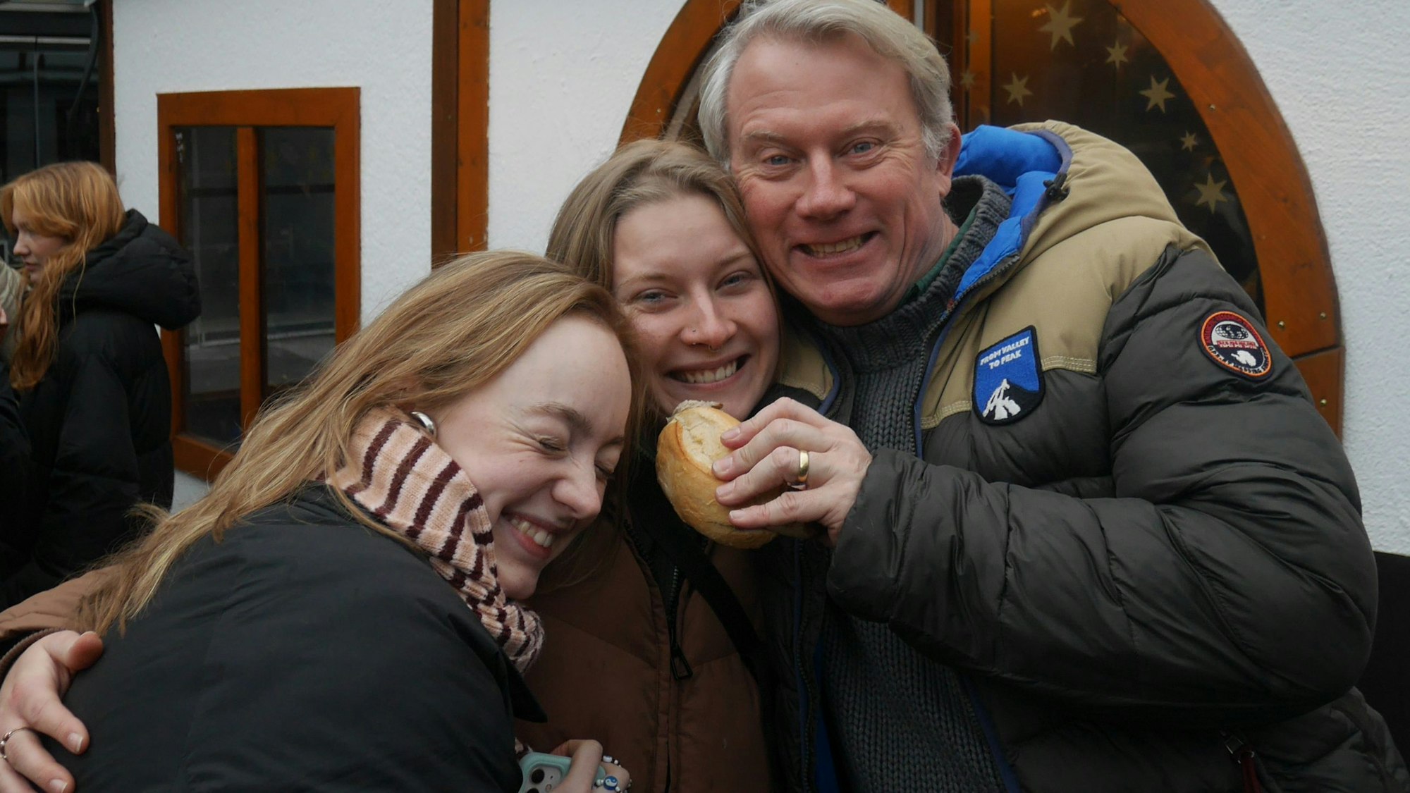 Zu sehen sich Emilie Kühl (Mitte), ihre Freundin Lotta und ihr Vater Christophe.