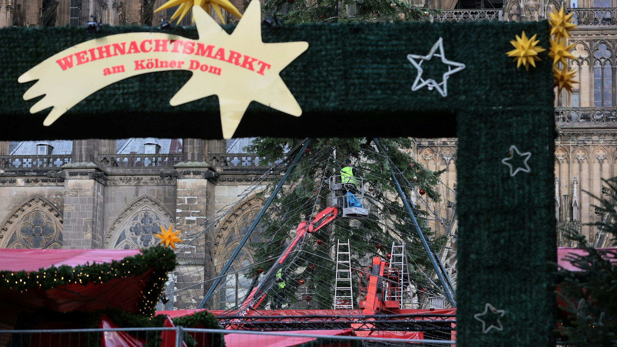 Weihnachtsmarkt Roncalliplatz, Der Abbau der Kölner Weihnachtsmärkte hat begonnen, der überwiegende Teil aller Märkte hat nur bis zum 23. Dezember geöffnet, danach starten die Abbauarbeiten, 26.12.2023, Bild: Herbert Bucco

